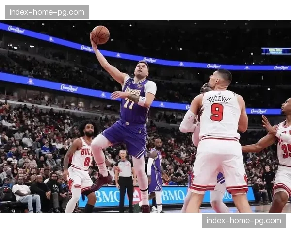 特写：詹姆斯达成生涯1100场得分20+，现场响起长时间掌声