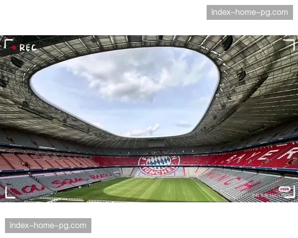 场上花絮：拜仁球迷看台巨型TIFO致敬即将离队的诺伊尔