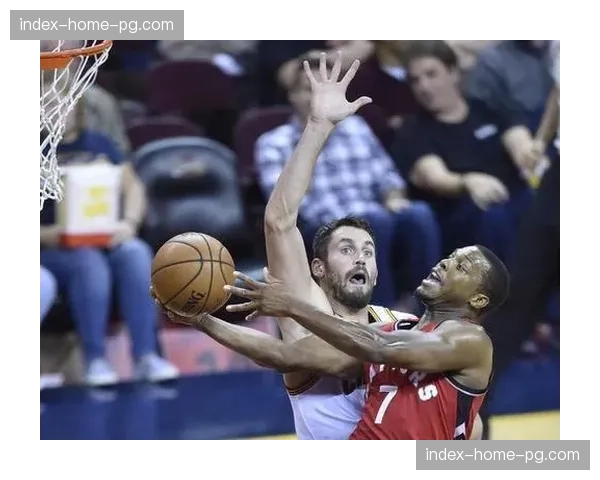 特写瞬间:山猫队老将凯拉·麦克布莱德命中季前赛压哨球后与队友疯狂庆祝 特写瞬间:山猫队老将凯拉·麦克布莱德命中季前赛压哨球后与队友疯狂庆祝